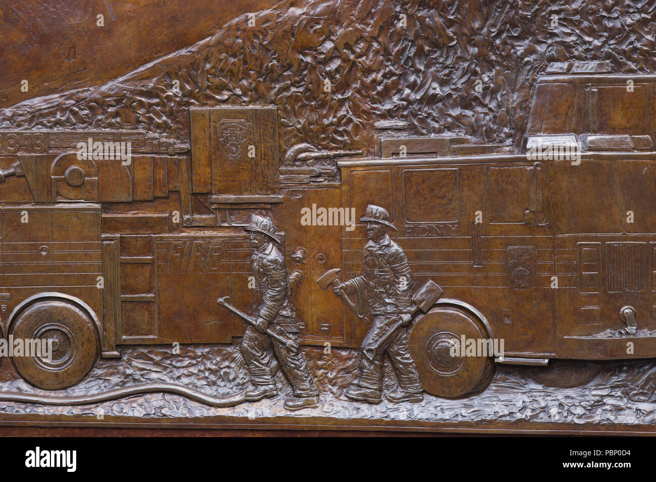 Les pompiers de New York Memorial Wall situé à l'angle de la liberté et de Greenwich Street, New York, USA Banque D'Images