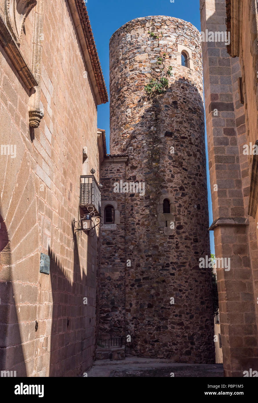 Caceres, Espagne - 13 juillet 2018 : Maison et tour de Carvajal d'origine arabe, d'architecture civile médiévale et l'époque, connu comme "la maison brûlée", du Banque D'Images