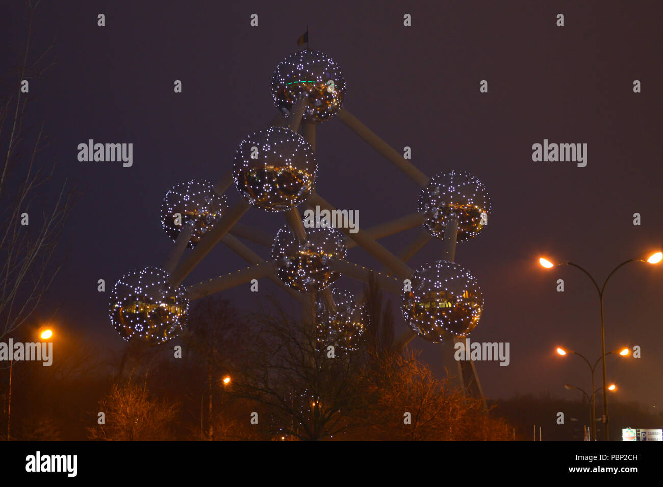 Vivement éclairée Atomium à Bruxelles Belgique la nuit Banque D'Images