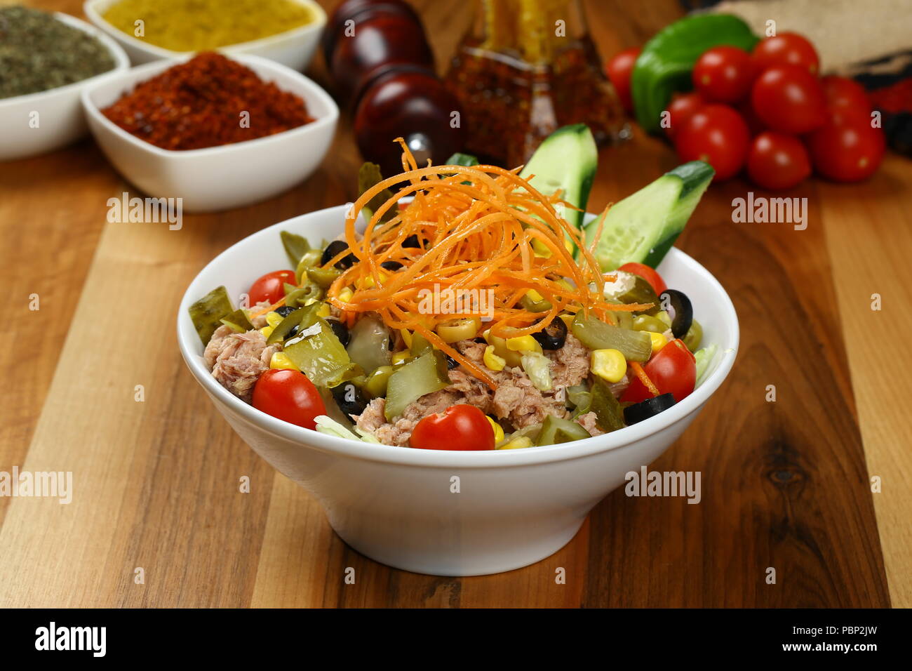 Bol à salade de thon maison Banque D'Images