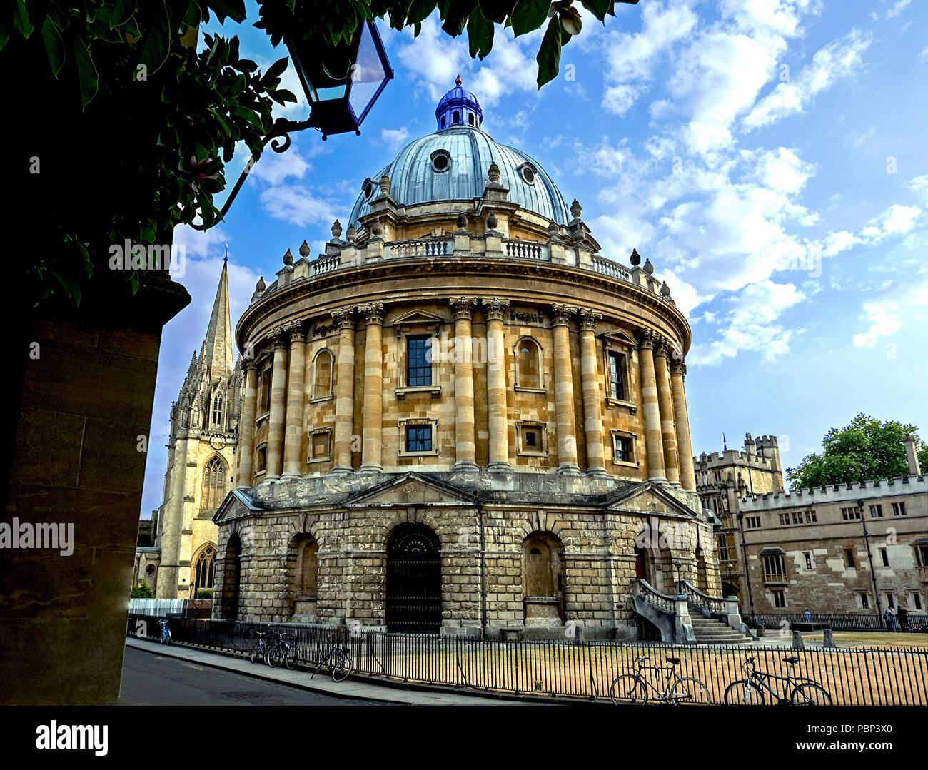 Radcliffe Camera avec Brasenose College et flèche de l'église de l'Université de St Marie la Vierge en arrière-plan. Banque D'Images