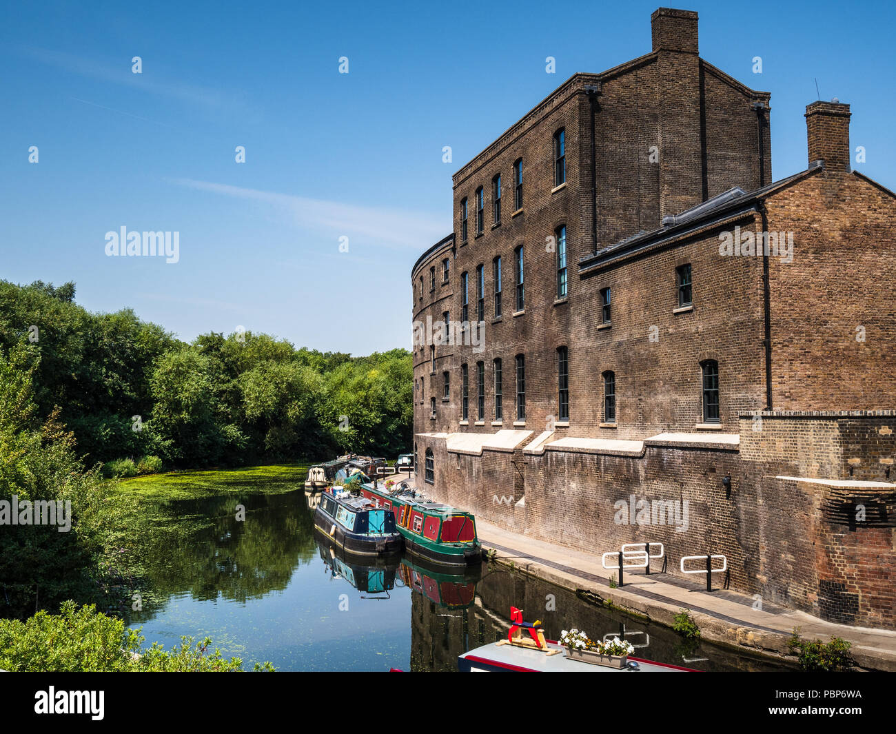 Regents Canal Granary Square Kings Cross London - reconcrement de bâtiments historiques en bordure de canalside à Coal Drops Yard King's Cross, Londres Banque D'Images