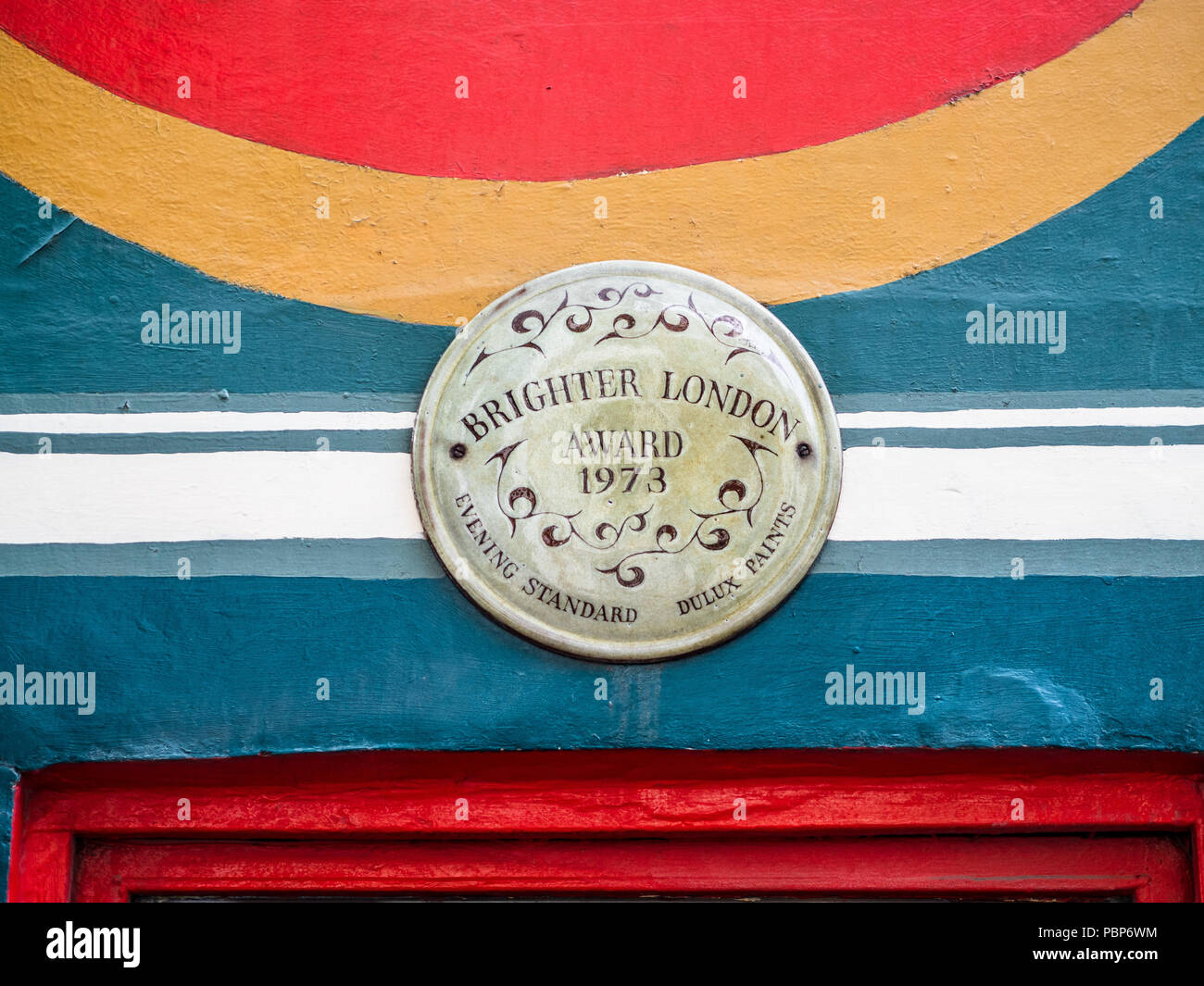 Prix 1973 Londres plus lumineux à l'extérieur de Pollock Toy Museum à Scala, dans le centre de Londres, fondée en 1956, il a déménagé à la rue de La Scala en 1969. Banque D'Images