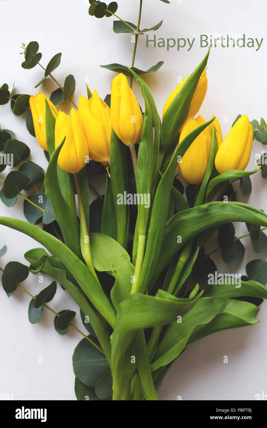 Belles Tulipes Jaunes Sur Un Tableau Blanc Inscription Joyeux Anniversaire Photo Stock Alamy Belles Tulipes Jaunes Sur Un Tableau Blanc Inscription Joyeux Anniversaire Photo Stock Alamy