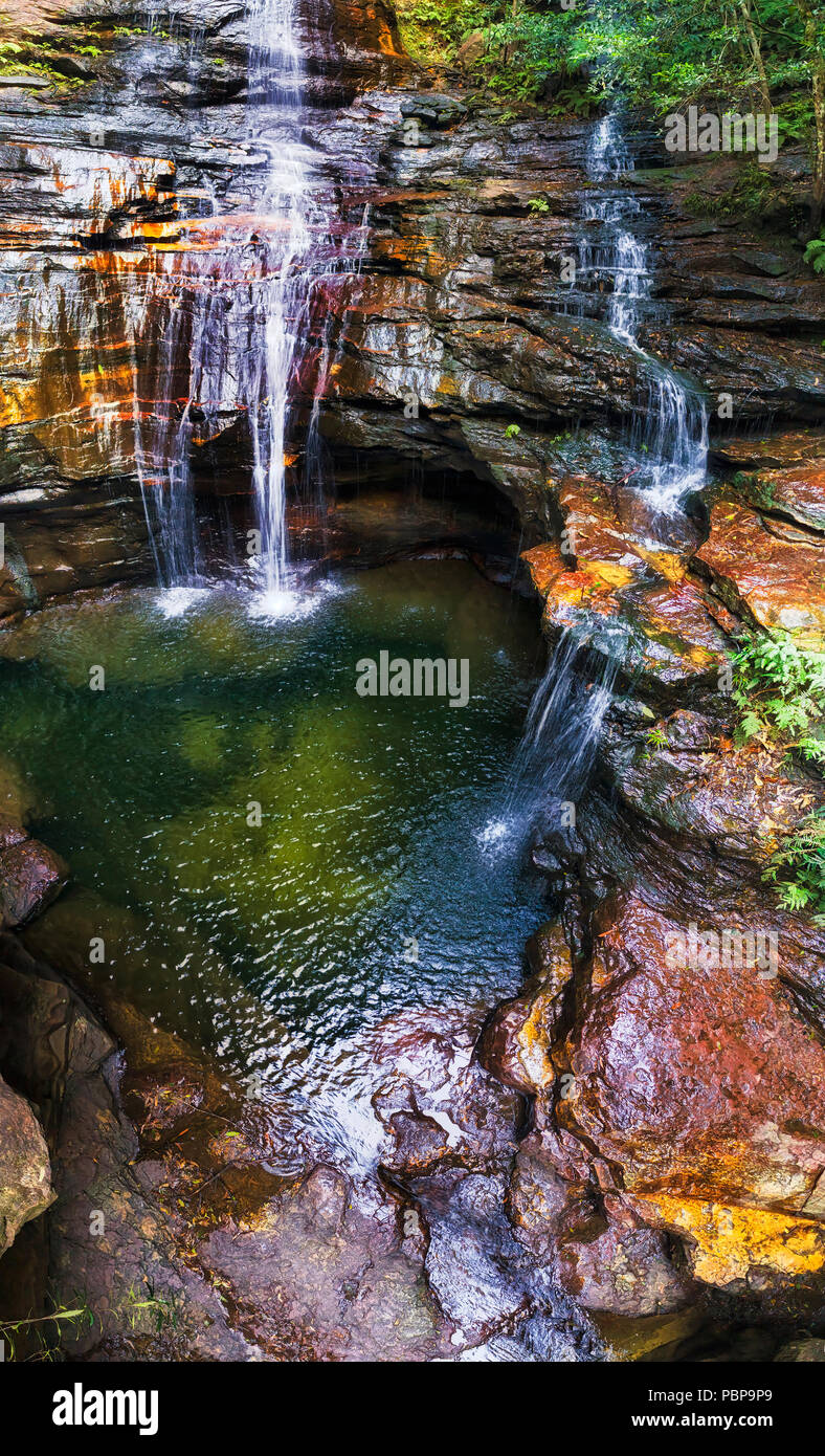 Panorama aérien élevé à partir du sol jusqu'au torrent d'Impératrice de l'automne dans les Montagnes Bleues des sandstone creek off Wentworth falls - partie de la Vall Banque D'Images