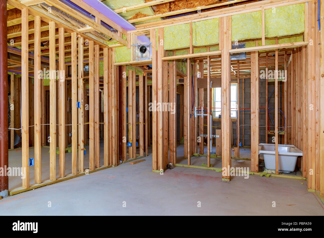 L'ossature de bois travaux en cours avec une ossature de bois et de murs et plafond ou solive sur une nouvelle construction bâtiment Banque D'Images