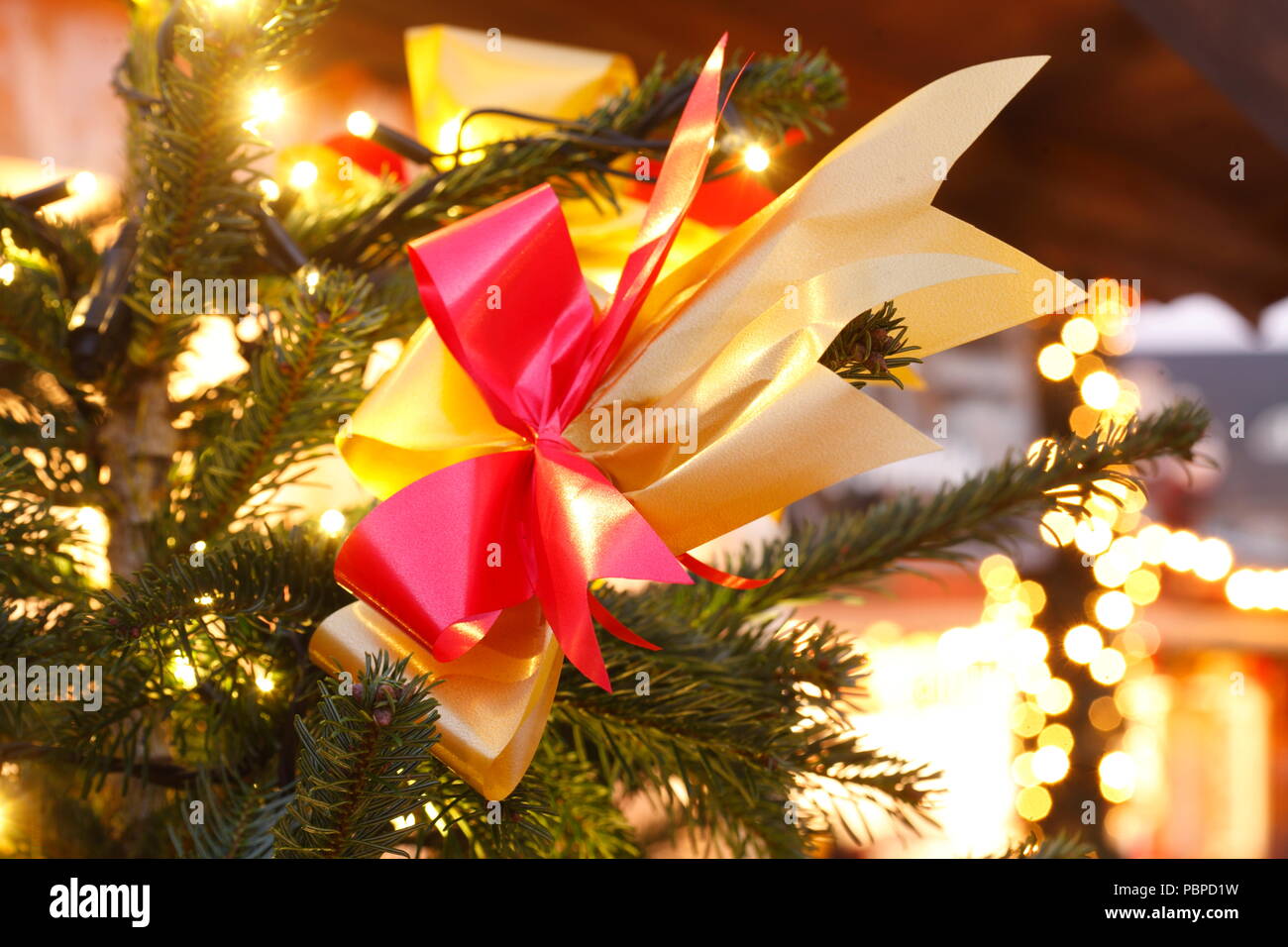 Du ruban d'or-rouge à un arbre de Noël au crépuscule, décoration de Noël, de l'Allemagne, l'Europe, j'Rot-Goldene Schleife une Abenddämmeru bei einem Weihnachtsbaum Banque D'Images