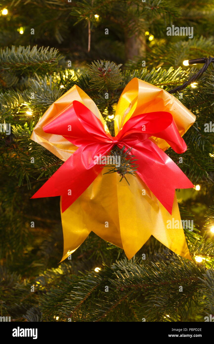 Du ruban d'or-rouge à un arbre de Noël au crépuscule, décoration de Noël, de l'Allemagne, l'Europe, j'Rot-Goldene Schleife une Abenddämmeru bei einem Weihnachtsbaum Banque D'Images