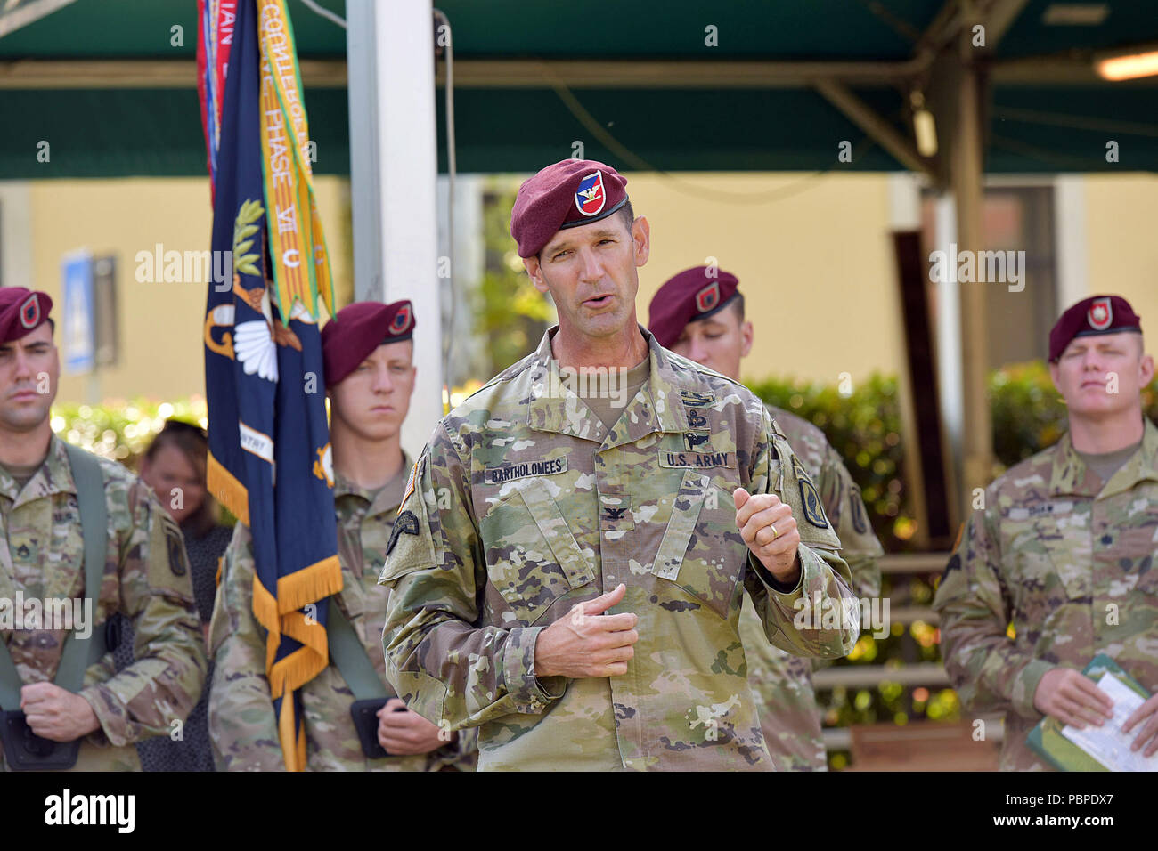 L'ARMÉE AMÉRICAINE Le Col James B. Bartholomees III, commandant de la 173e Brigade aéroportée, fournit des commentaires avant le 1er bataillon du 503e Régiment d'infanterie, 173e Brigade aéroportée cérémonie de changement de responsabilité, à la Caserma Ederle à Vicenza, Italie, le 19 juillet 2018. La 173e Brigade aéroportée de l'armée américaine est la force de réaction d'urgence en Europe, capables de projeter des forces n'importe où aux États-Unis, d'Europe centrale ou de l'Afrique des commandes de domaines de responsabilité. (U.S. Photo de l'armée par Davide Dalla Massara) Banque D'Images