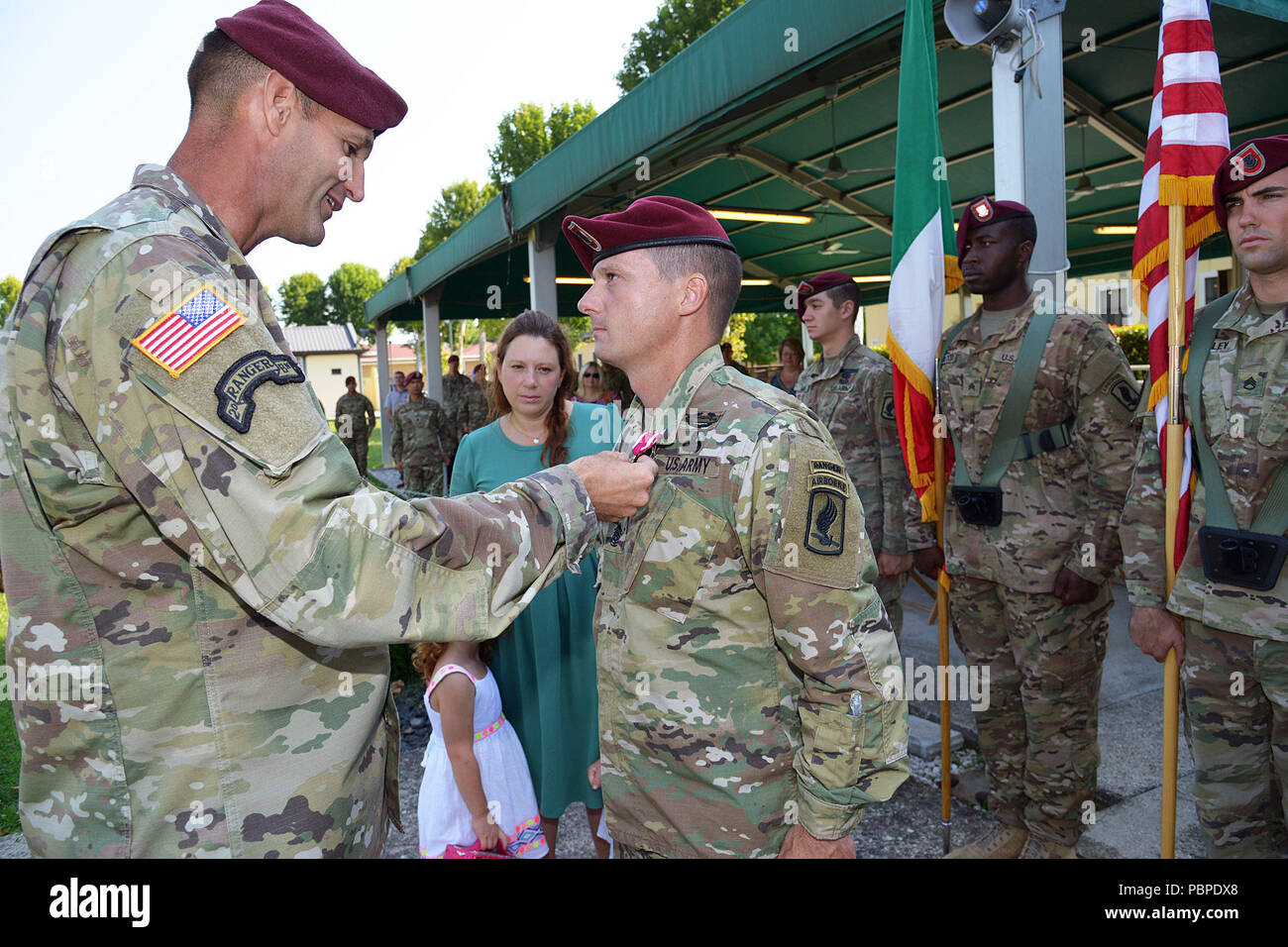 L'ARMÉE AMÉRICAINE Le Col James B. Bartholomees III, commandant de la 173e Brigade aéroportée, présente le sergent commande. Le major Christopher Mullinax, commande sortant Le Sgt. Le major pour le 1er bataillon du 503e Régiment d'infanterie, 173e Brigade aéroportée, avec la Médaille du service méritoire avant la cérémonie de changement de responsabilité à Caserma Ederle à Vicenza, Italie, le 19 juillet 2018. La 173e Brigade aéroportée de l'armée américaine est la force de réaction d'urgence en Europe, capables de projeter des forces n'importe où aux États-Unis, d'Europe centrale ou de l'Afrique des commandes de domaines de responsabilité. (U.S. Photo de l'armée par Davide Dalla Ma Banque D'Images