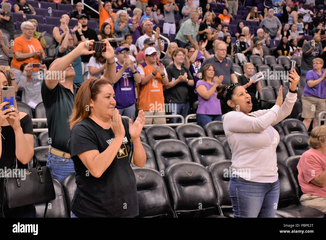 Spectateurs de la Phoenix Mercury et Las Vegas as Women's National Basketball Association correspondent, cheer futurs soldats et les recruteurs du recrutement Phoenix bataillon, suivant leur serment d'engagement cérémonie, le 19 juillet, Talking Stick Resort Arena, Phoenix. (Photo par Alun Thomas, USAREC) Affaires publiques Banque D'Images