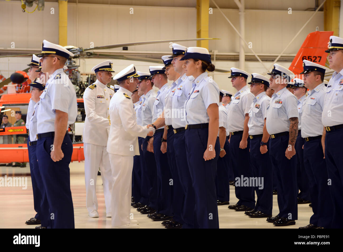 Le capitaine Michael Mullen, commandant du Secteur Nord Bend et le capitaine Olav Saboe inspecter l'équipage du Secteur Nord Bend au cours d'une cérémonie de passation de commandement tenue à North Bend, Oregon, le 20 juillet 2018. L'inspection d'un équipage est une tradition militaire lors du passage d'une commande de l'unité de direction à l'autre. U.S. Coast Guard photo de Maître de 3e classe Trevor Lilburn. Banque D'Images