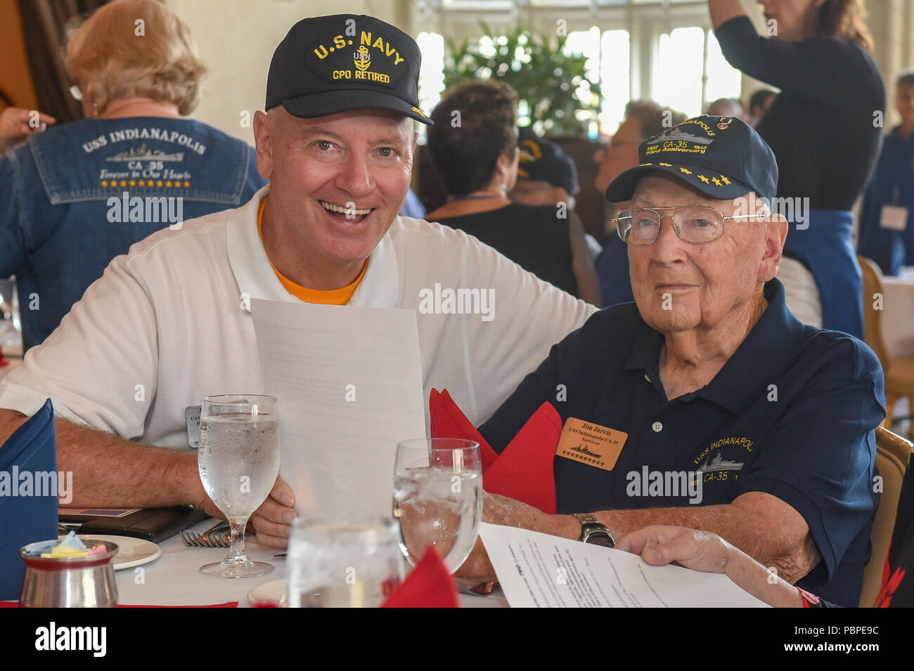 180720-N-GK939-0012 (20 juillet 2018) Le chef Jack Barnes (Ret.), à gauche, et Jim Jarvis, un survivant d'Indianapolis, posent pour une photo lors de l'USS Indianapolis 2018 reunion à the Columbia Club de Indianapolis, le 20 juillet. Dans le cadre de la réunion annuelle de l'USS Indianapolis survivants, de l'Organisation Adm arrière. Sam Cox (Ret.), directeur de l'histoire navale et du patrimoine, commande et Richard Hulver, Ph.D. ont participé à un débat au sujet de la dernière année, de nombreux développements dans l'histoire du navire. (U.S. Photo par marine Spécialiste de la communication de masse 2e classe Lindsay A. Preston/libérés) Banque D'Images