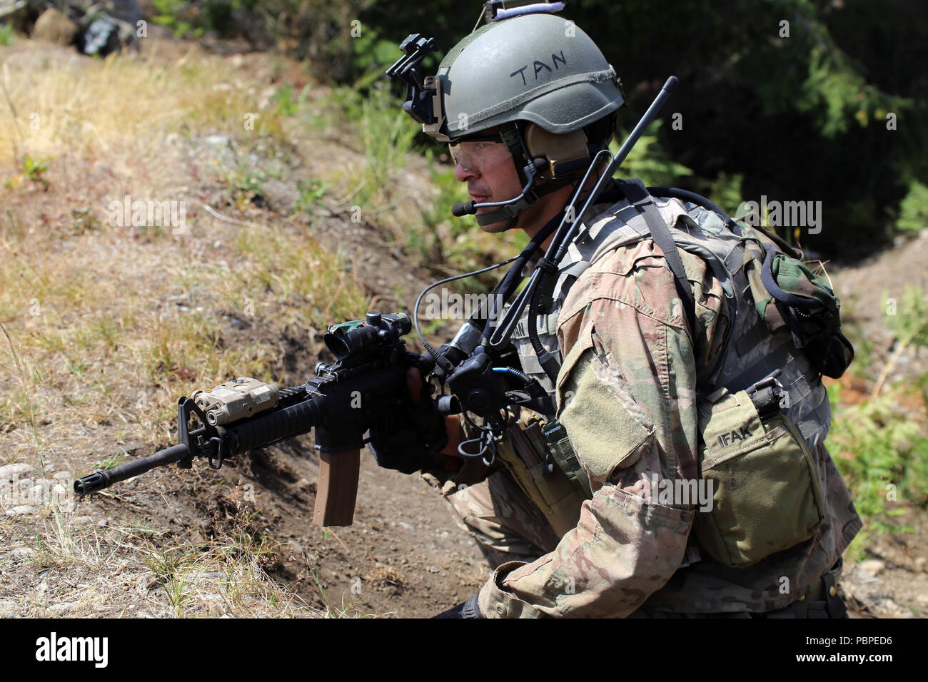 Le Sgt. Jeremy Tan, fantassin, Alpha Co., 3e bataillon du 161e Régiment d'infanterie, prépare à l'assaut d'un objectif au cours d'un exercice tactique de l'équipe lane le 20 juillet, 2018 at Joint Base Lewis-McChord. 3e bataillon effectue actuellement une formation annuelle de trois semaines. (US National Guard photo par Joseph Siemandel) Banque D'Images