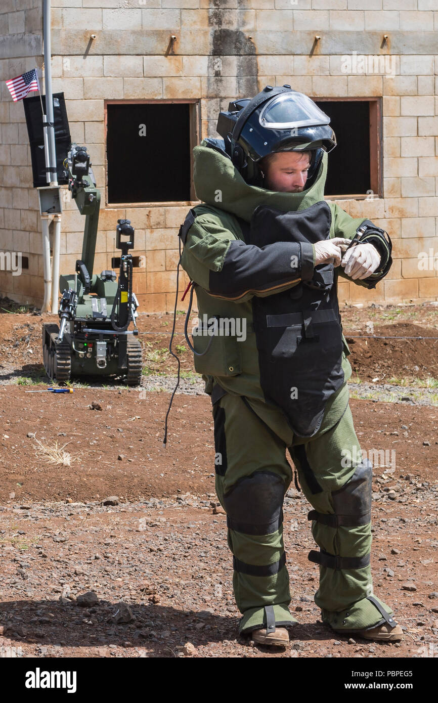 180720-O-N0842-2009 SCHOFIELD BARRACKS, Missouri (20 juillet 2018) Le Matelot Tchad Downey, un plongeur-démineur avec l'Unité de plongée de la Flotte (Atlantique) utilise un telerob explosifs commandés à distance et d'observation (robot tEODore) à x-ray une simulation d'engins explosifs improvisés (IED) au cours de l'exercice RIMPAC, le 20 juillet. Vingt-cinq nations, 46 navires, 5 sous-marins, environ 200 avions et 25 000 personnes participent à l'EXERCICE RIMPAC du 27 juin au 2 août dans et autour des îles Hawaï et la Californie du Sud. Le plus grand exercice maritime international, R Banque D'Images