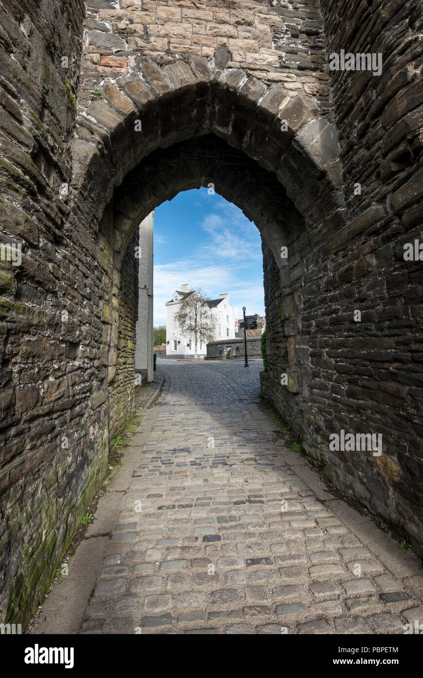 Passerelle dans la ville fortifiée des murs à Conwy, Nord du Pays de Galles, Royaume-Uni. Banque D'Images