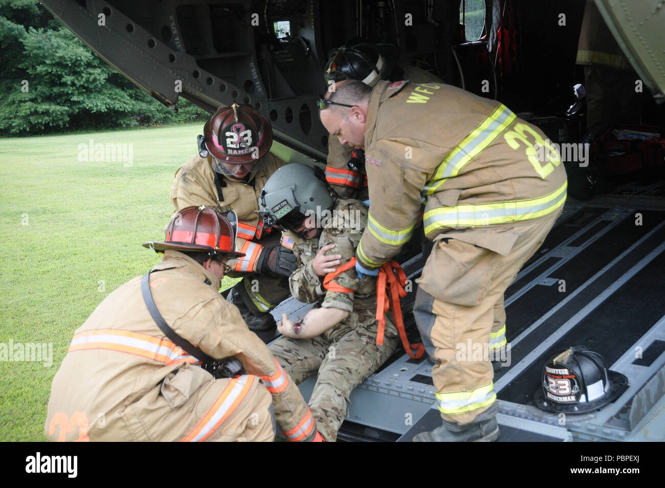 Les premiers intervenants civils de Dauphin et les comtés de Schuylkill effectuer les soins d'urgence sur une victime simulée d'une simulation de catastrophe aérienne à Wiconisco, PA, le 21 juillet 2018. Banque D'Images