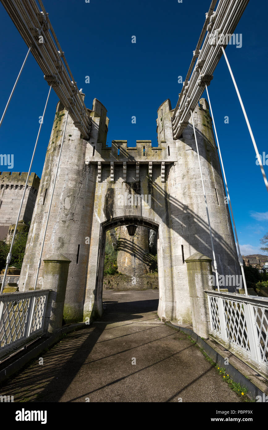 Vue sur Château de Conwy à partir de la fin de la célèbre pont suspendu, Conwy, au nord du Pays de Galles, Royaume-Uni. Banque D'Images