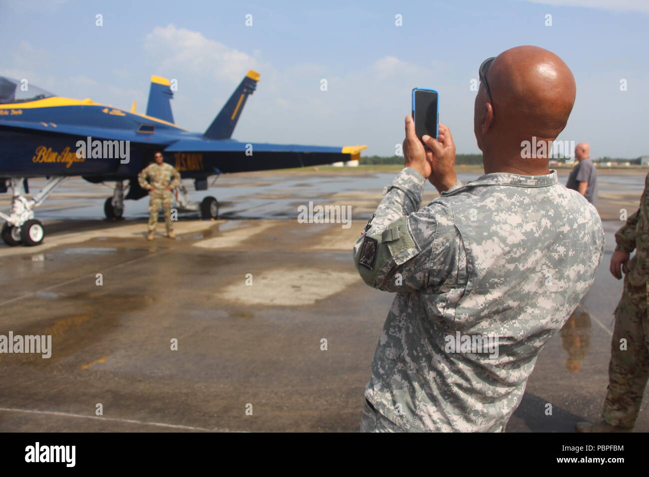 L'invitons les Blue Angels de la Garde nationale du Mississippi et leurs familles d'avoir un regard étroit à l'aéronef à la préparation au Combat Training Centre - Centre d'aviateurs de bataille à Gulfport, Mississippi, le 20 juillet 2018. Les Anges bleus fondé leur spectacle aérien de Biloxi Blues sur hors de la CRTC-BAC. Le spectacle a eu lieu deux jours, les 21 et 22 juillet sur la plage de Biloxi. (U.S. Photo de la Garde nationale aérienne A. Danielle Thomas) Banque D'Images