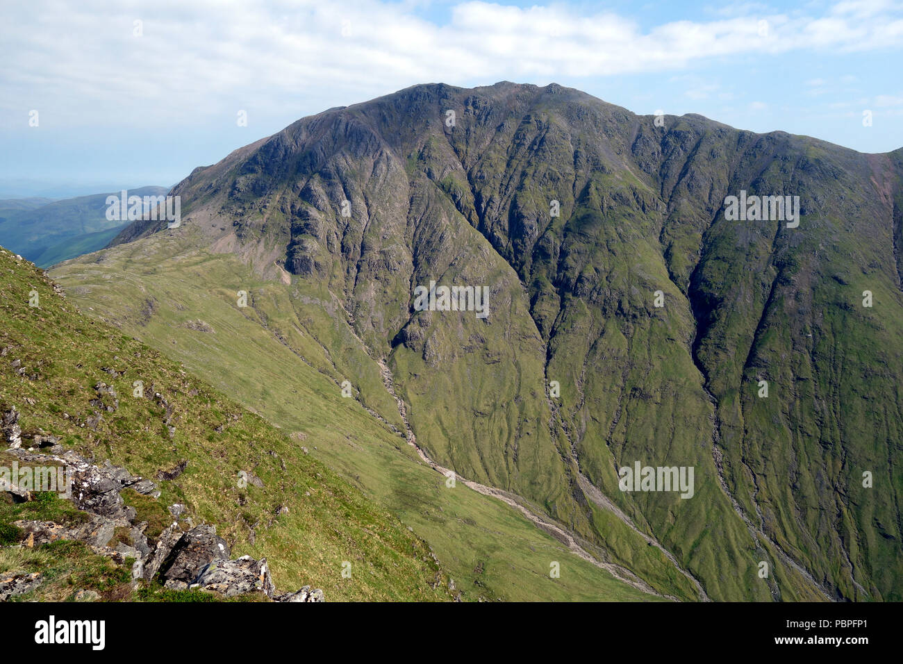 La montagne écossais Munro Bidean nam Bain depuis le sommet de l'Corbett Beinn Maol Chaluim dans Glen Etive, Highlands, Ecosse, Royaume-Uni. Banque D'Images