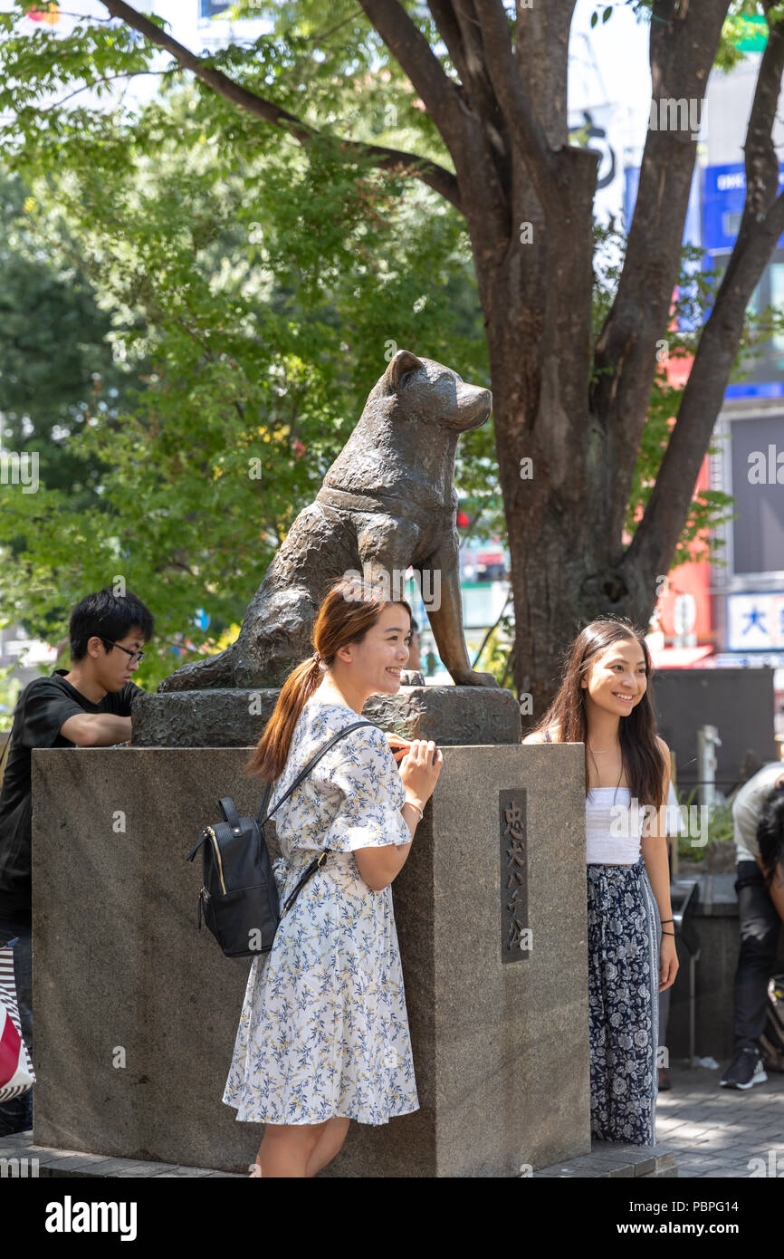 Les touristes par la statue de Hachiko, Shibuya, Tokyo, Japon Banque D'Images