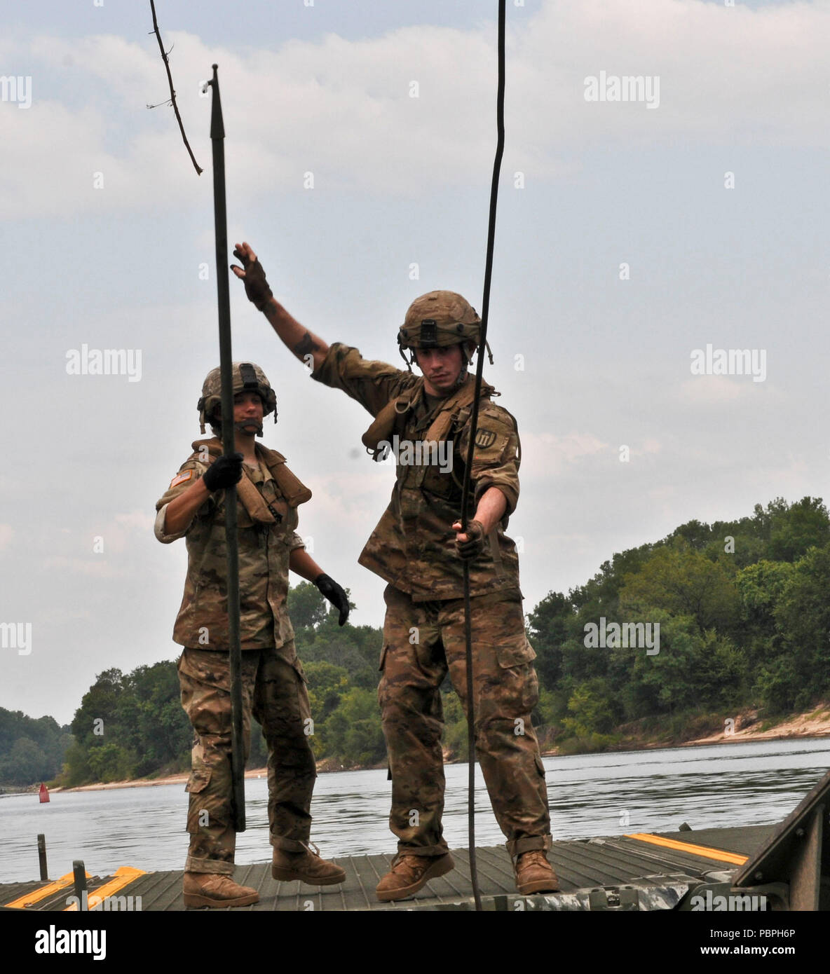 Des soldats de la réserve de l'armée américaine avec le 739th pont multirôle basé à Granite City, Illinois, a participé à des opérations de raccordement sur la rivière Arkansas, près de Fort Chaffee, Centre canadien d'entraînement arche., dans le cadre de l'opération d'agression de la rivière 18, 24 juillet, 2018. L'opération d'agression de la rivière est un élément clé de la réserve de l'armée américaine que l'événement de formation 416E TEC emploie pour préparer formés et prêts les unités du génie et des soldats. (U.S. Réserve de l'armée photo prise par le s.. Roger Ashley) Banque D'Images