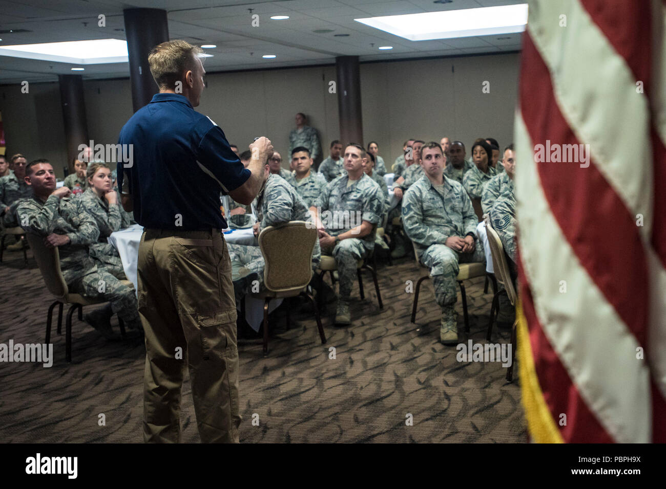 Le Lieutenant-colonel retraité Trevor Rosenburg parle aux aviateurs de la Garde nationale de l'Ohio et l'US Air Force se réserve le 25 juillet 2018, à la station de la Réserve aérienne de Youngstown, Ohio. Rosenberg, un orateur de l'APCE, a effectué un cours sur la valorisation du capital humain au cours du premier colloque de l'Ohio a fait appel. (U.S. Photo de la Garde nationale aérienne capitaine principal Sgt. Ralph Branson) Banque D'Images