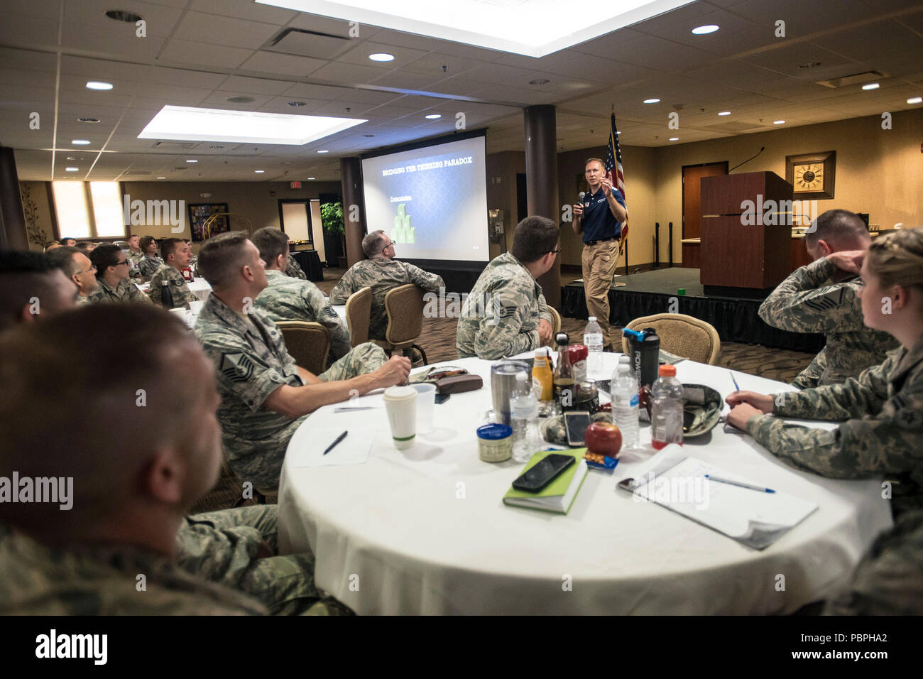 Le Lieutenant-colonel retraité Trevor Rosenburg parle aux aviateurs de la Garde nationale de l'Ohio et l'US Air Force se réserve le 25 juillet 2018, à la station de la Réserve aérienne de Youngstown, Ohio. Rosenberg, un orateur de l'APCE, a effectué un cours sur la valorisation du capital humain au cours du premier colloque de l'Ohio a fait appel. (U.S. Photo de la Garde nationale aérienne capitaine principal Sgt. Ralph Branson) Banque D'Images