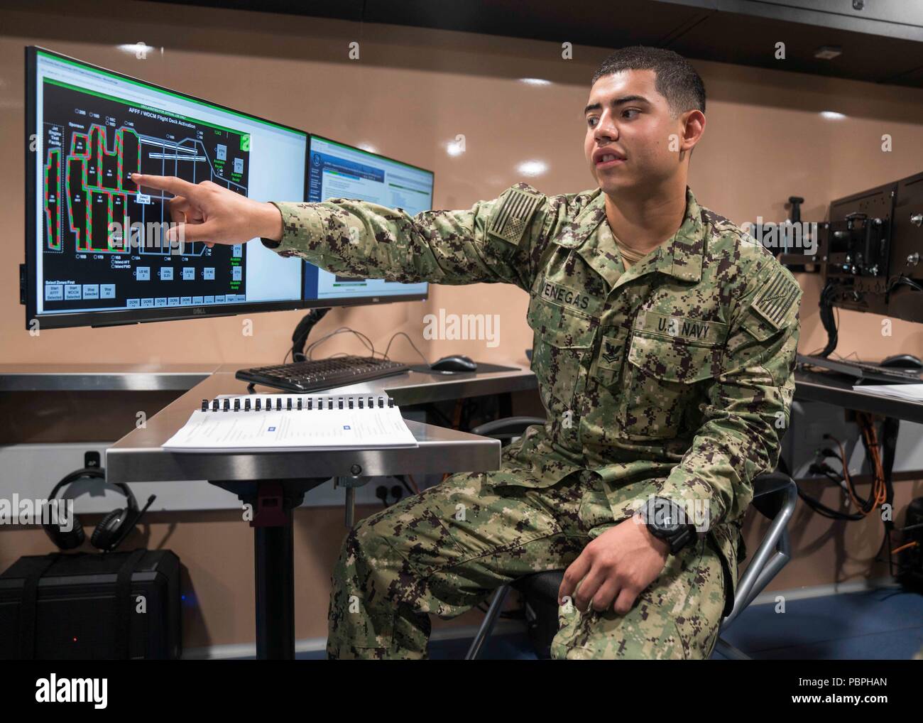 180724-N-YN937-1020VIRGINIA BEACH, en Virginie (24 juillet 2018) - Dommage Controlman 2e classe Ruben Venegas, attribué à le porte-avions USS Gerald R. Ford (CVN 78), démontre l'Carrier-Advanced propose des systèmes de formation reconfigurable (C-ARTS) simulateur à la Cape Henry Associates (CHA) Bureau d'entreprise. C-Arts est un environnement d'apprentissage mobile utilisant la réalité virtuelle comme un mécanisme de formation pour simuler des scénarios de la vie réelle, l'appui à la réalisation de la Marine est prête, d'apprentissage pertinentes dans le cadre de l'initiative 2025 Marin. (U.S. Photo par marine Spécialiste de la communication de masse Banque D'Images