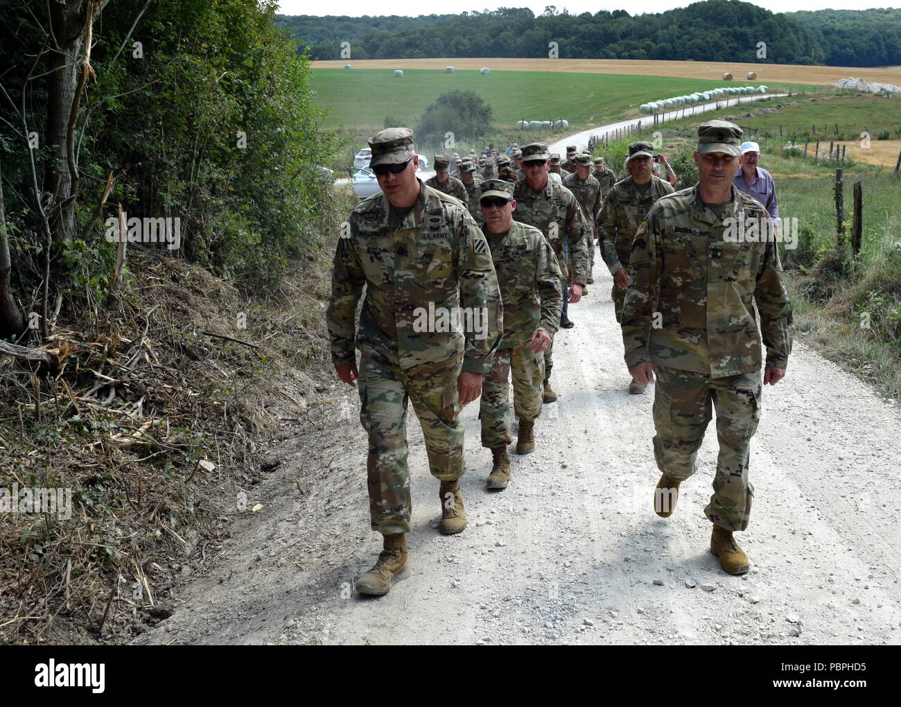 La Montee Des Soldats Cote De Chatillon Pres De Landres Et Saint Georges France Pour Voir Les Reseaux De Tranchees Allemandes Provenant De La Premiere Guerre Mondiale Les Soldats Des Representants De La Montee Des Soldats Cote De Chatillon Pres De Landres Et Saint Georges France Pour Voir Les Reseaux De Tranchees Allemandes Provenant De La Premiere Guerre Mondiale Les Soldats Des Representants De