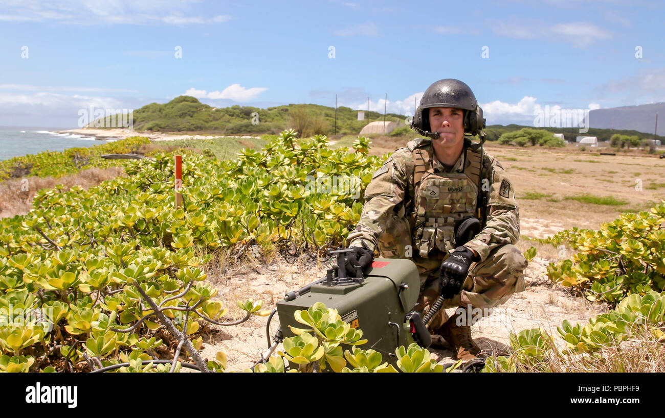 La FPC. Munoz, l'air et de l'équipage de défense antimissile avec la 35e Brigade d'artillerie de défense aérienne, observe le ciel avant d'engager un drone cible, au cours de l'exercice RIMPAC 2018 sur Pacific Missile Range Facility Barking Sands Hawaii, 24 juillet. (U.S. Photo de l'armée par le SFC Claudio Tejada) Banque D'Images