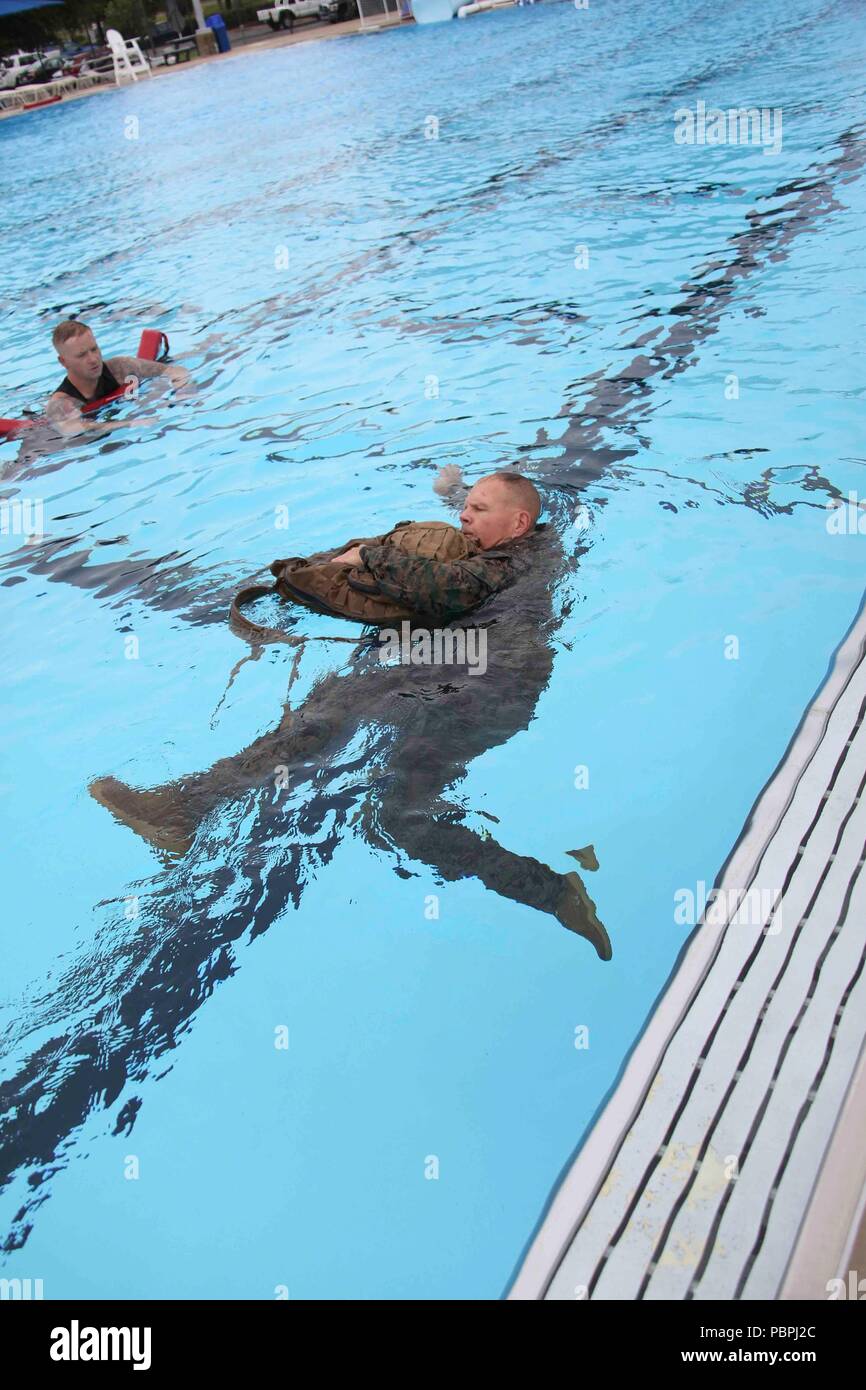 Commandant de la Marine Corps le général Robert B. Neller effectue un test de qualification pour nager à Quantico, en Virginie, le 24 juillet 2018. (U.S. Marine Corps photo par le Sgt. Olivia G. Ortiz) Banque D'Images