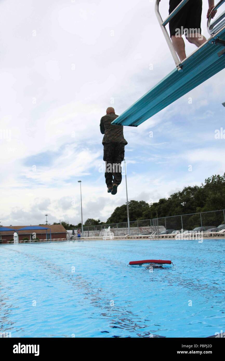 Commandant de la Marine Corps le général Robert B. Neller effectue un test de qualification pour nager à Quantico, en Virginie, le 24 juillet 2018. (U.S. Marine Corps photo par le Sgt. Olivia G. Ortiz) Banque D'Images
