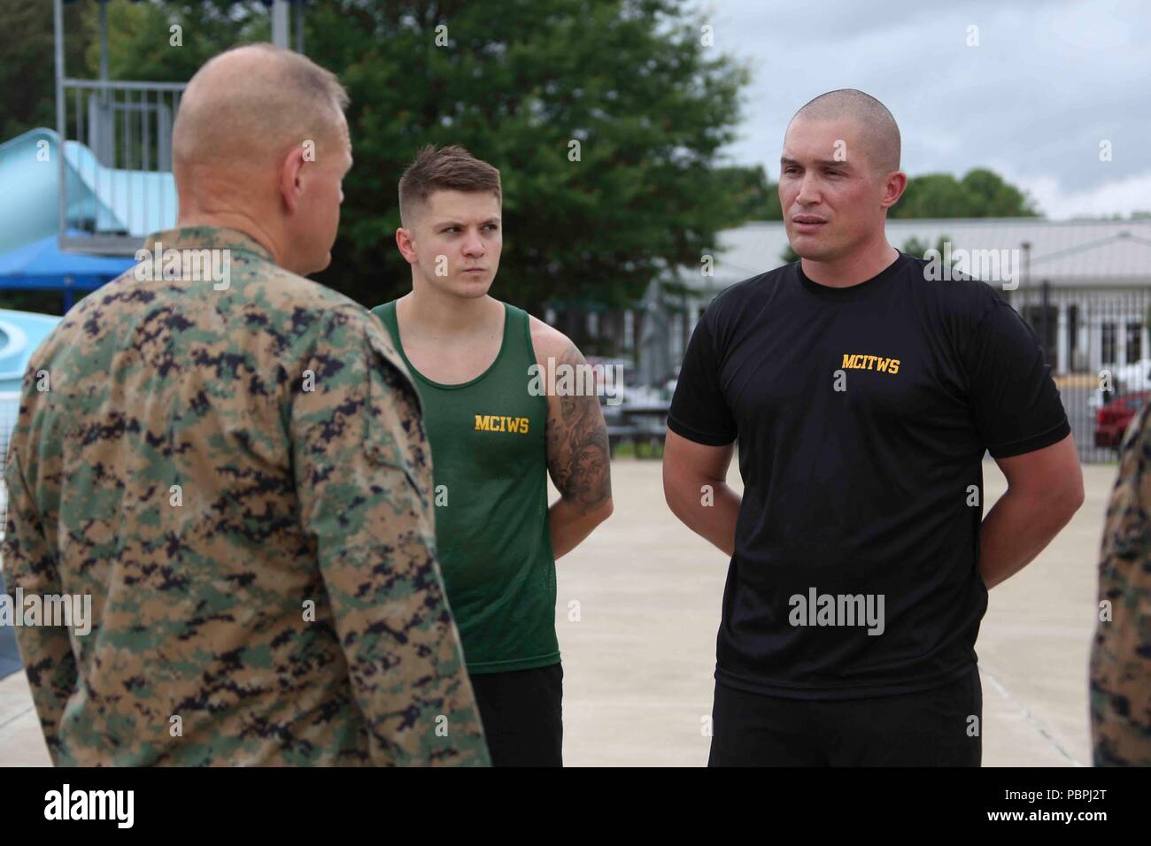 Commandant de la Marine Corps le général Robert B. Neller parle aux instructeurs avant son test de qualification pour nager à Quantico, en Virginie, le 24 juillet 2018. (U.S. Marine Corps photo par le Sgt. Olivia G. Ortiz) Banque D'Images