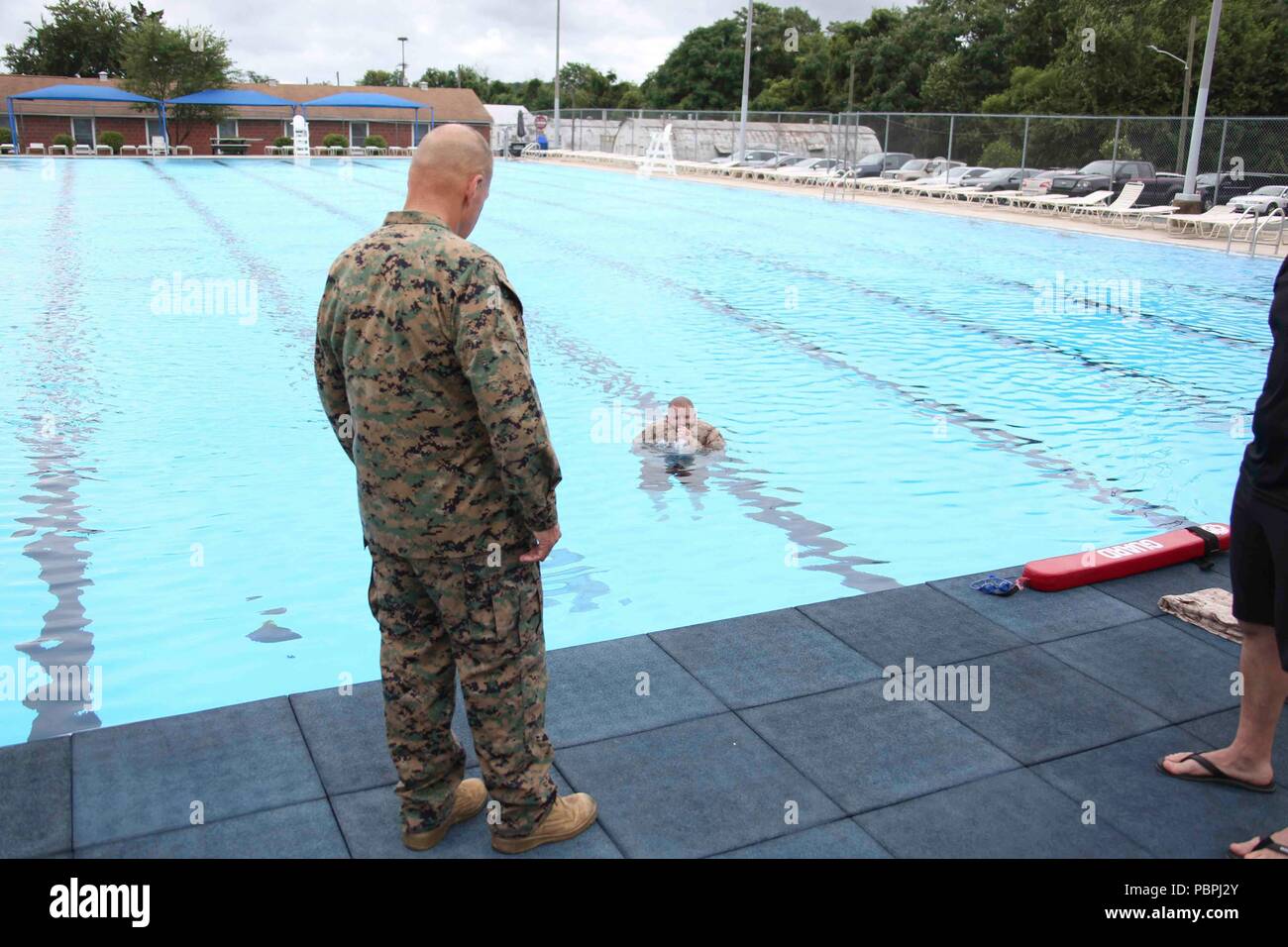 Commandant de la Marine Corps le général Robert B. Neller observe une démonstration lors de son test de qualification pour nager à Quantico, en Virginie, le 24 juillet 2018. (U.S. Marine Corps photo par le Sgt. Olivia G. Ortiz) Banque D'Images