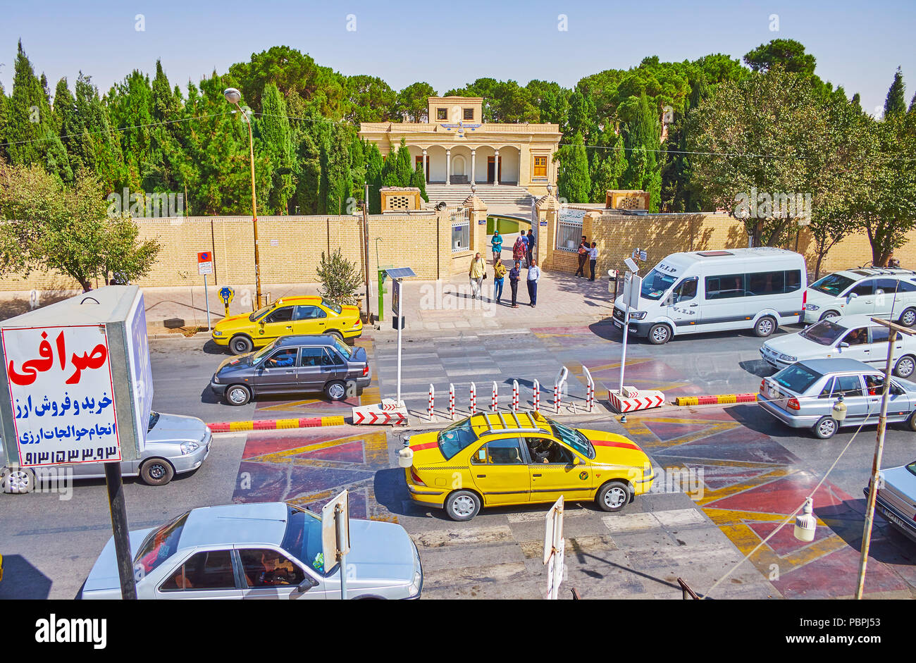 YAZD, IRAN - le 18 octobre 2017 : Le disque de la circulation sur la rue en face de Zoroastrian Atash Behram (Feu victorieux) Temple, le 18 octobre à Yazd. Banque D'Images