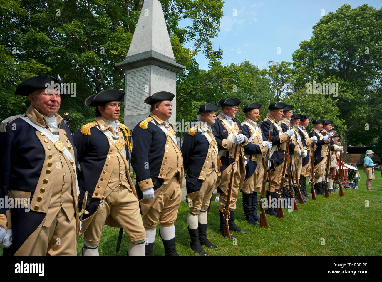Les hommes en uniforme militaire pour rejouer la guerre d'Indépendance américaine, Lexington Battle Green, Lexington, comté de Middlesex, Massachusetts, USA Banque D'Images