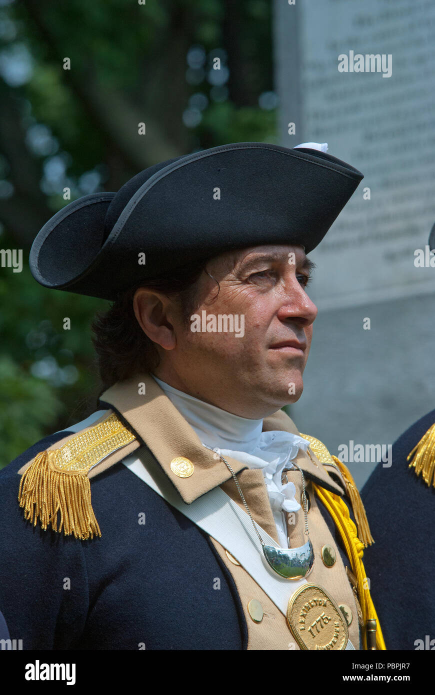 L'homme en uniforme militaire pour rejouer la guerre d'Indépendance américaine, Lexington Battle Green, Lexington, comté de Middlesex, Massachusetts, USA Banque D'Images