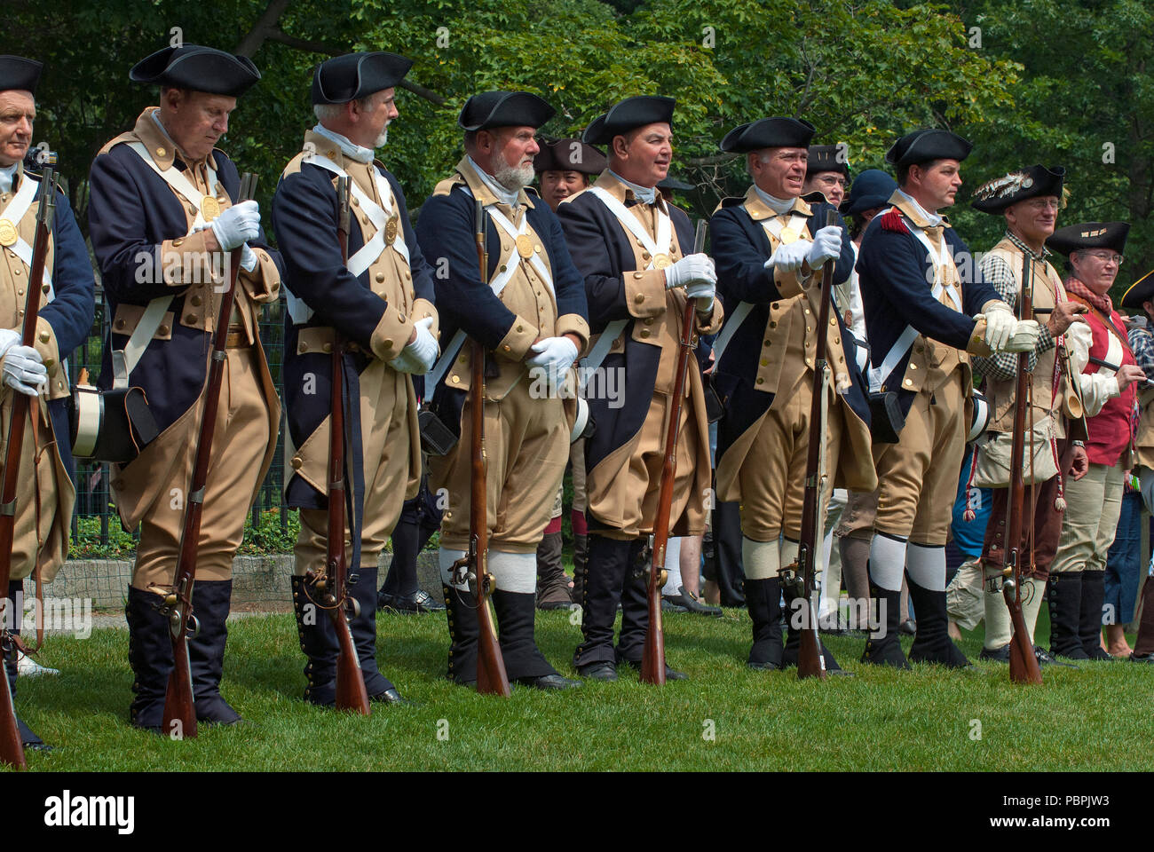 Les hommes en uniforme militaire pour rejouer la guerre d'Indépendance américaine, Lexington Battle Green, Lexington, comté de Middlesex, Massachusetts, USA Banque D'Images