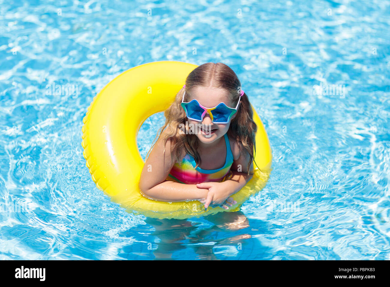 Enfant Avec Anneau Gonflable Dans Une Piscine Petite Fille Avec Des Lunettes Colorees Se Detendre Sur Le Flotteur A Jaune Tropical Resort Plage Et Maillot De Bain Ey Photo Stock Alamy