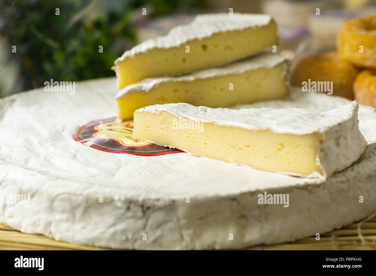 Brie fromage français - Coupe de fromage brie vendus sur un marché Parisien, France, Europe. Banque D'Images