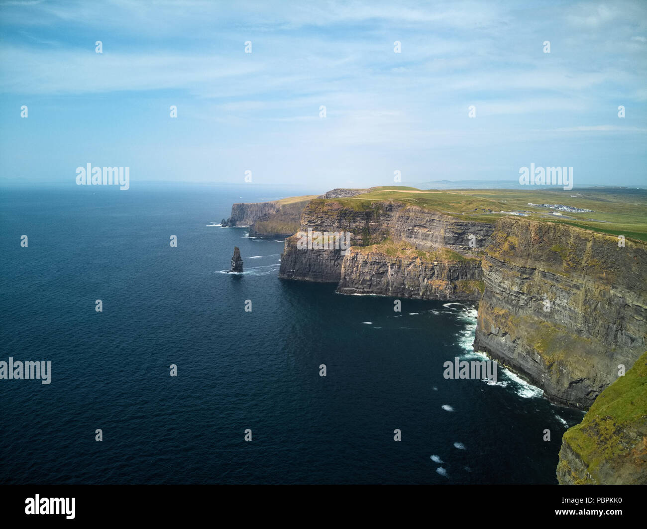 Les falaises de Moher sur une belle journée ensoleillée. Une grande visibilité au loin. Vent très calme et l'océan. Banque D'Images