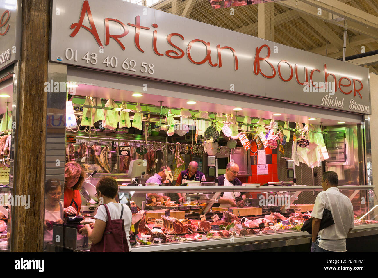 Paris boucherie - une boutique de la viande (boucherie) à Allegri farm market à Paris, France, Europe. Banque D'Images