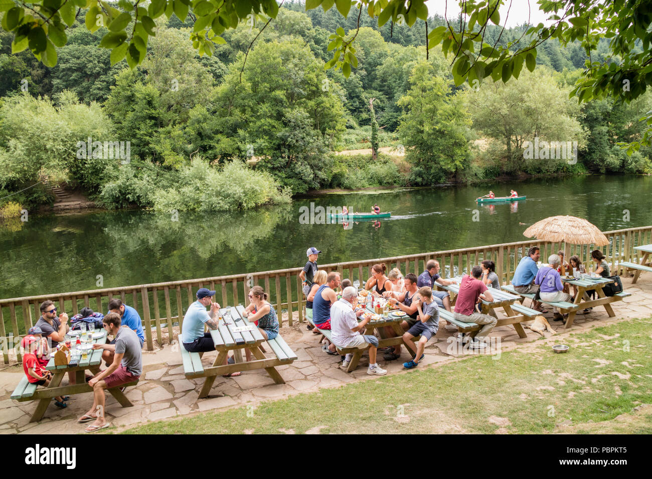 Juillet 2018 L'été à Ye Old Ferrie Inn (est 1473), Symonds Yat, Herefordshire, Angleterre, RU Banque D'Images