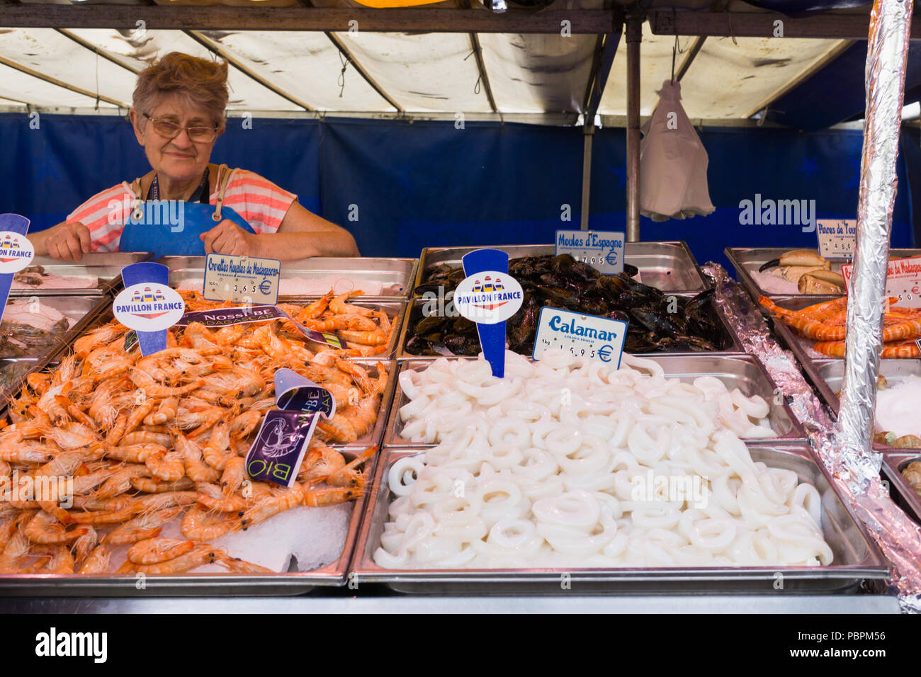 Paris marché aux poissons - crevettes fraîches et calamars à la vente sur le marché agricole Allegri à Paris, France. Banque D'Images