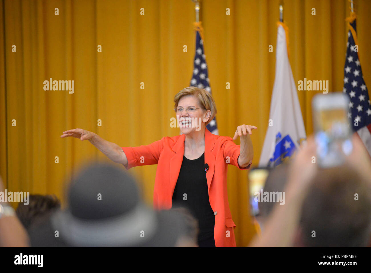 Boston, Massachusetts, USA. 28 juillet, 2018. Le sénateur américain du Massachusetts ELIZABETH WARREN tient sa 31e assemblée publique à Boston aujourd'hui à la Benjamin Franklin Institute. Shel a discuté de ses travailler debout pour les familles qui travaillent du Massachusetts contre de puissants intérêts corporatifs, et ses efforts pour répondre à l'avenir économique de Puerto Rico à la suite du cyclone Maria. Elle a également critiqué le parti républicain pour sa mauvaise gestion de la crise de l'opioïde. Credit : Kenneth Martin/ZUMA/Alamy Fil Live News Banque D'Images