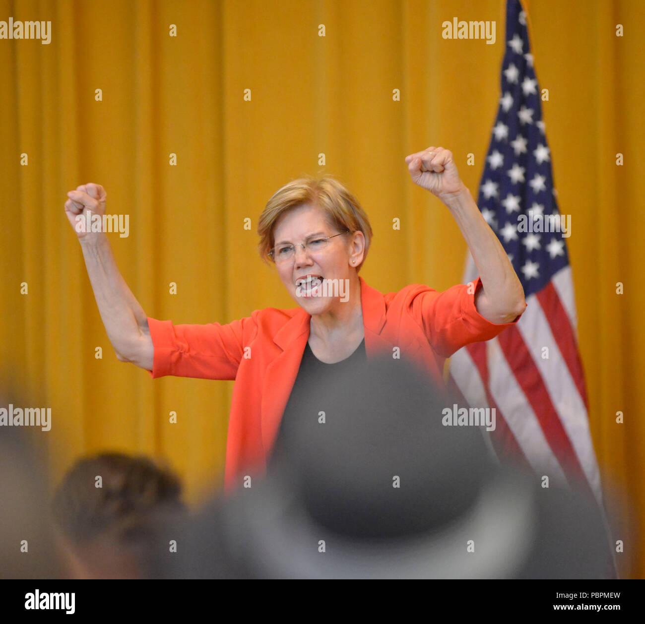 Boston, Massachusetts, USA. 28 juillet, 2018. Le sénateur américain du Massachusetts ELIZABETH WARREN tient sa 31e assemblée publique à Boston aujourd'hui à la Benjamin Franklin Institute. Shel a discuté de ses travailler debout pour les familles qui travaillent du Massachusetts contre de puissants intérêts corporatifs, et ses efforts pour répondre à l'avenir économique de Puerto Rico à la suite du cyclone Maria. Elle a également critiqué le parti républicain pour sa mauvaise gestion de la crise de l'opioïde. Credit : Kenneth Martin/ZUMA/Alamy Fil Live News Banque D'Images