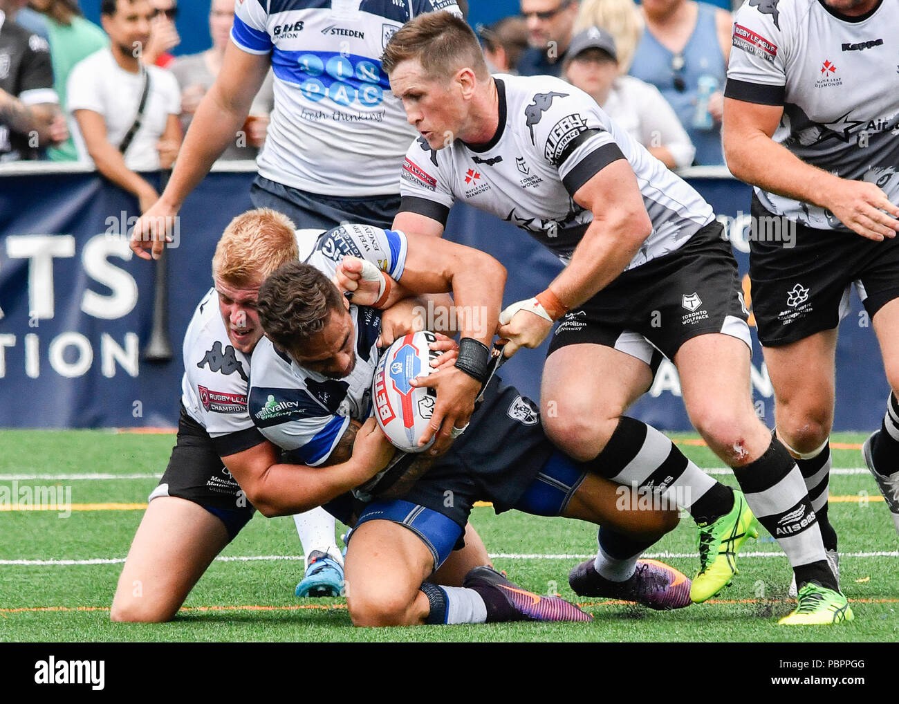 Lamport Stadium à Toronto, Ontario, Canada, le 28 juillet 2018. Jack Bussey et Josh McCrone de Toronto Wolfpack sur attaquer Misi Taulapapa de Featherstone Rovers lors de Toronto Wolfpack v Featherstone Rovers dans le championnat de Betfred. Credit : Touchlinepics/Alamy Live News Banque D'Images