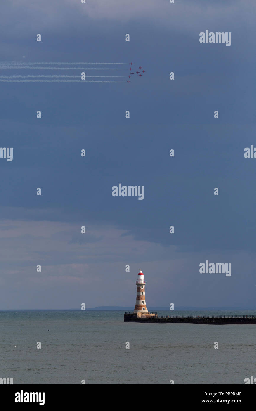 Sunderland, Royaume-Uni, 29 juillet 2018. Les flèches rouges floy sur Roker Pier lors de l'exécution au 2018 Sunderland International Airshow à Sunderland, en Angleterre. Les flèches rouges est l'acrobatie aérienne de la Royal Air Force de l'équipe d'affichage. Crédit : Stuart Forster/Alamy Live News Banque D'Images