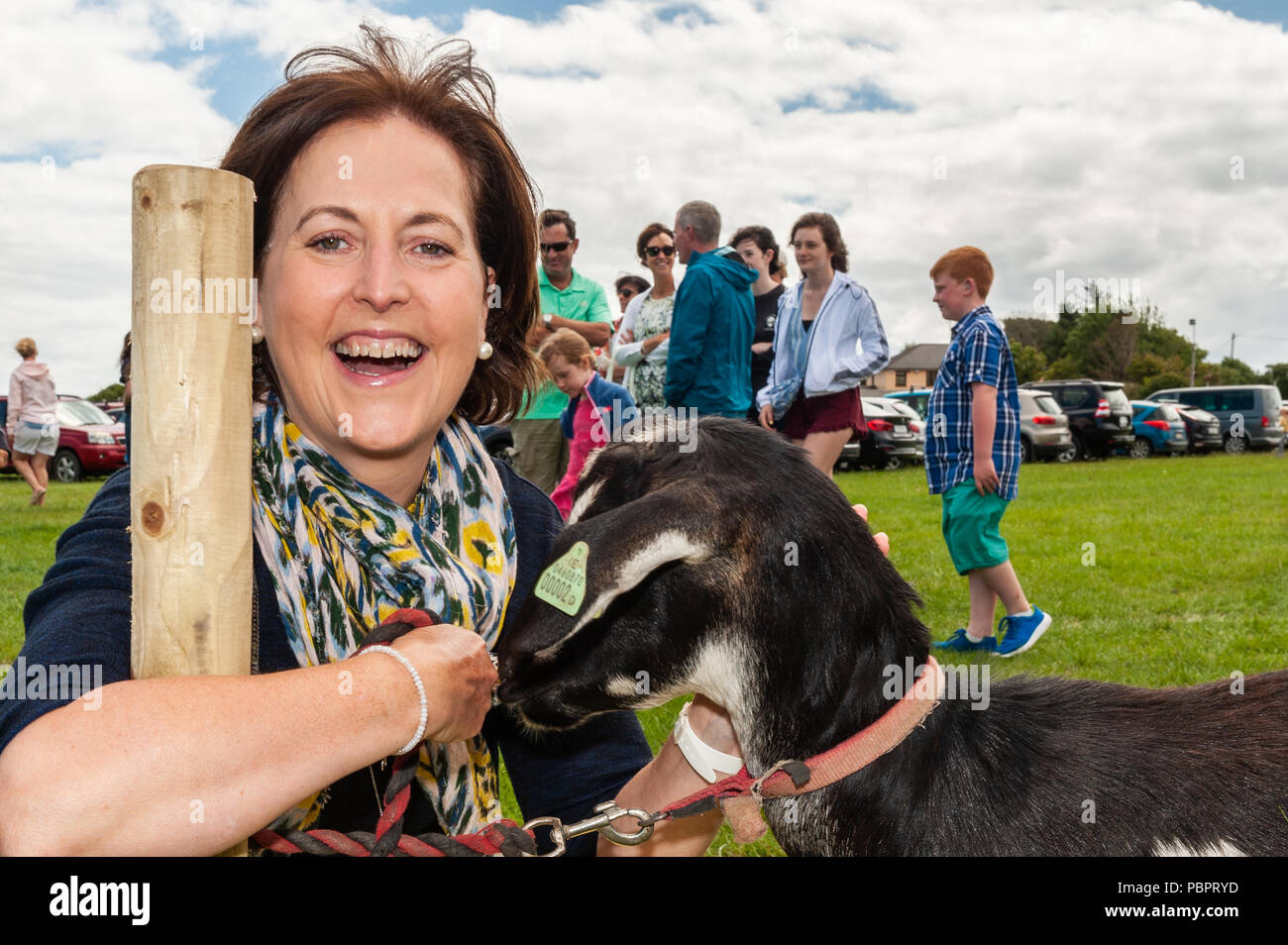 Schull, West Cork, Irlande. 29 juillet 2018. Le salon agricole de Schull est en plein soleil avec des centaines de personnes. Une des nombreuses attractions est une ferme pour animaux - Eunice Bellanger de Paris s'est rapproché et personnalisé avec une chèvre. Crédit : AG News/Alay Live News. Banque D'Images